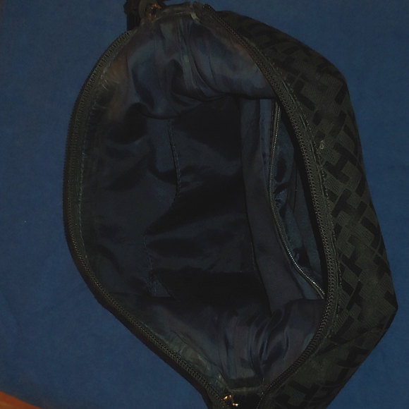 Black Tommy H purse from non-smoking home & In excellent condition - Picture 3 of 4